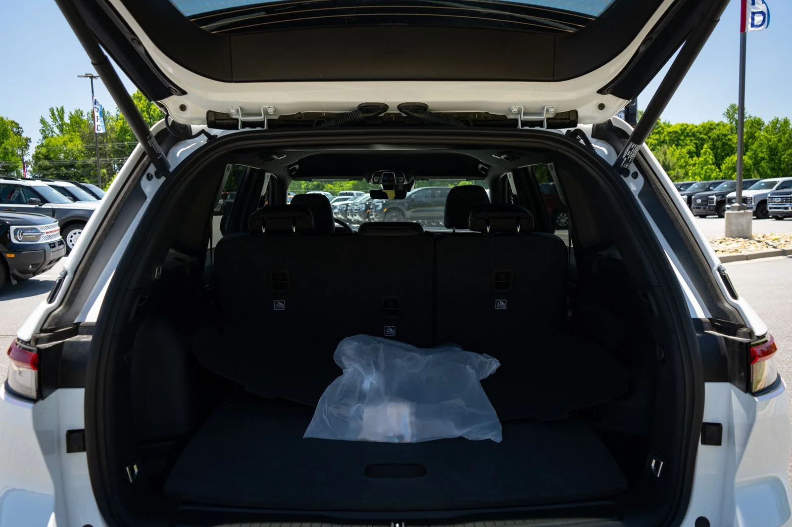 New 2026 Bright White Clear-Coat Exterior Paint Jeep Altitude image 9