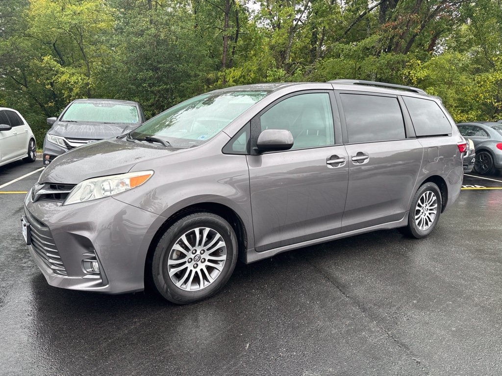 2019 Toyota Sienna XLE FWD photo