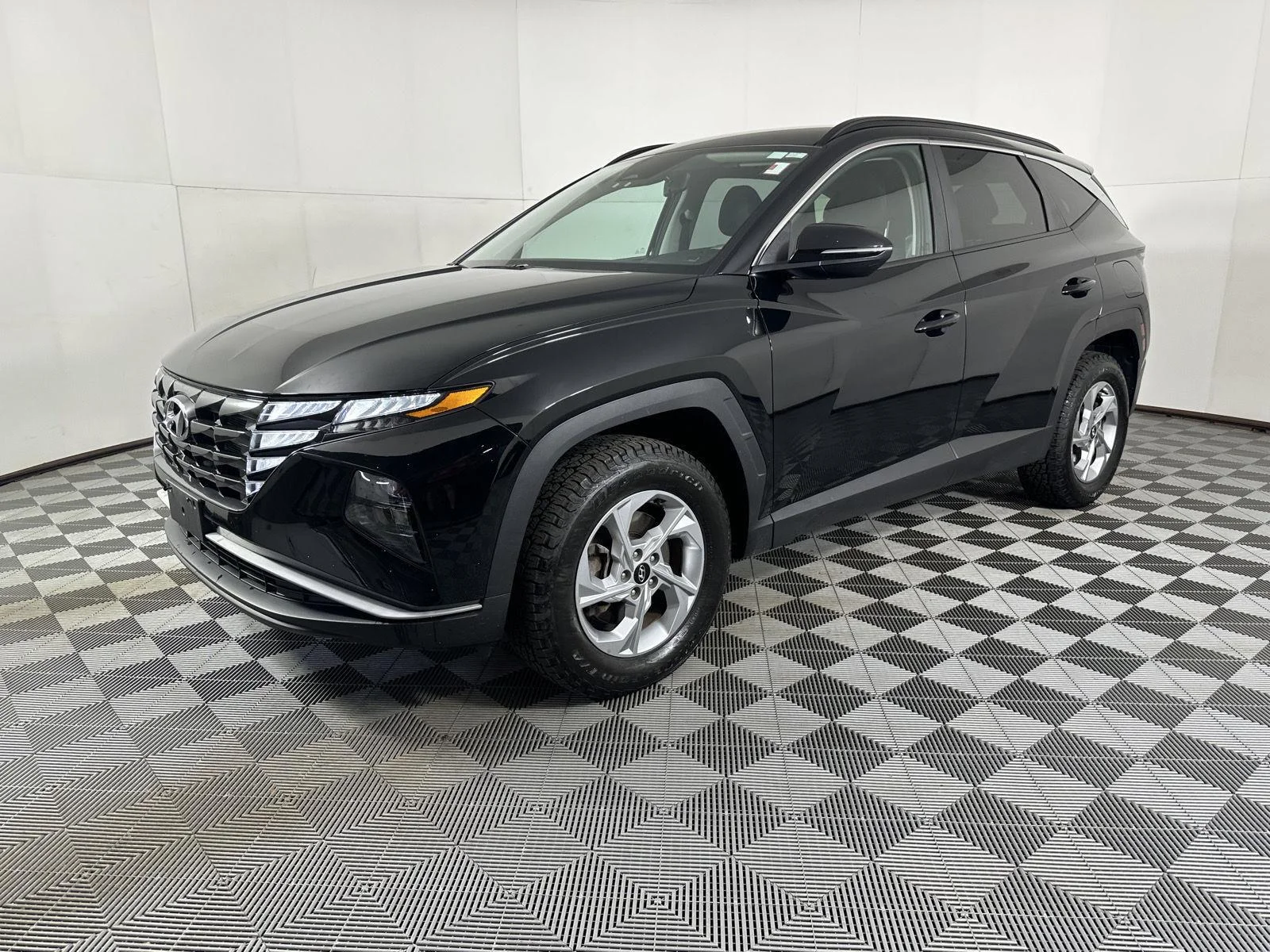 Used 2023 Phantom Black Hyundai SEL image 6
