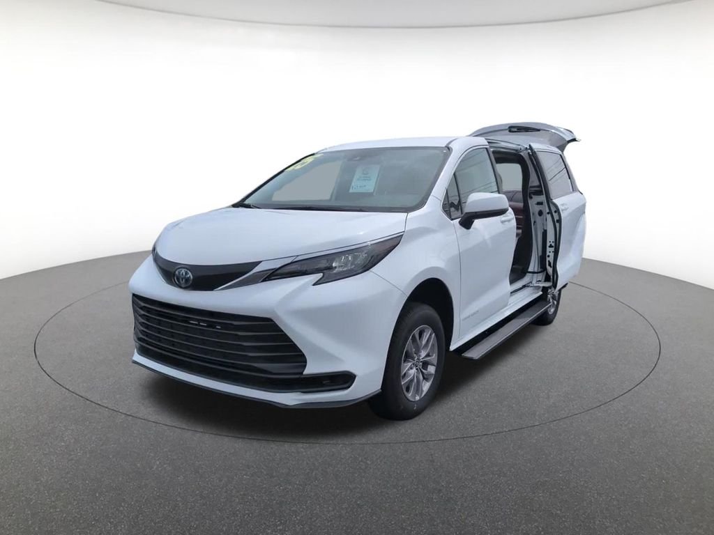 2025 Toyota Sienna LE - Photo 16