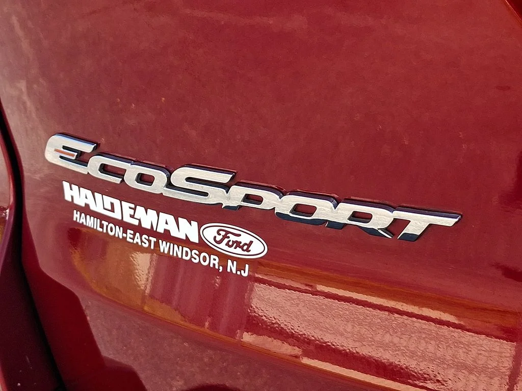 Used 2022 Red Ford SE image 28