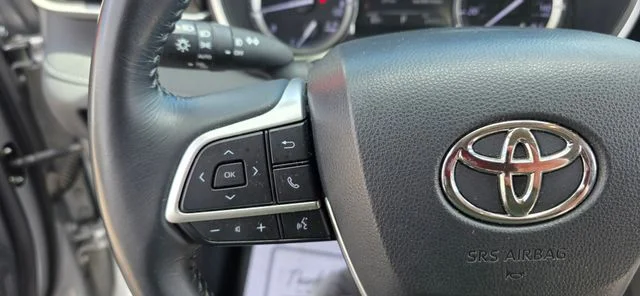 Used 2022 Silver Toyota XLE image 16