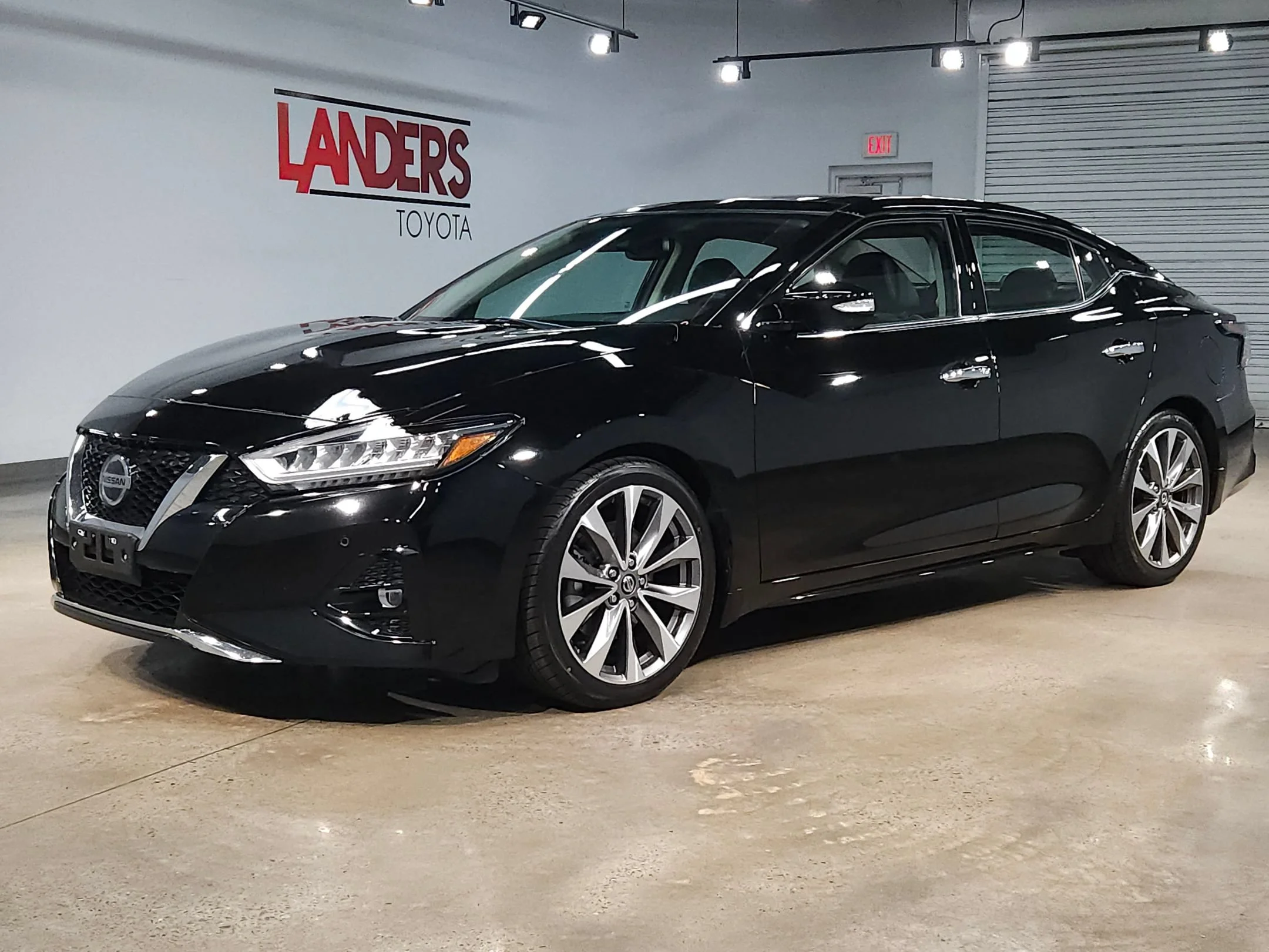 Used 2020 Super Black Nissan Platinum image 3