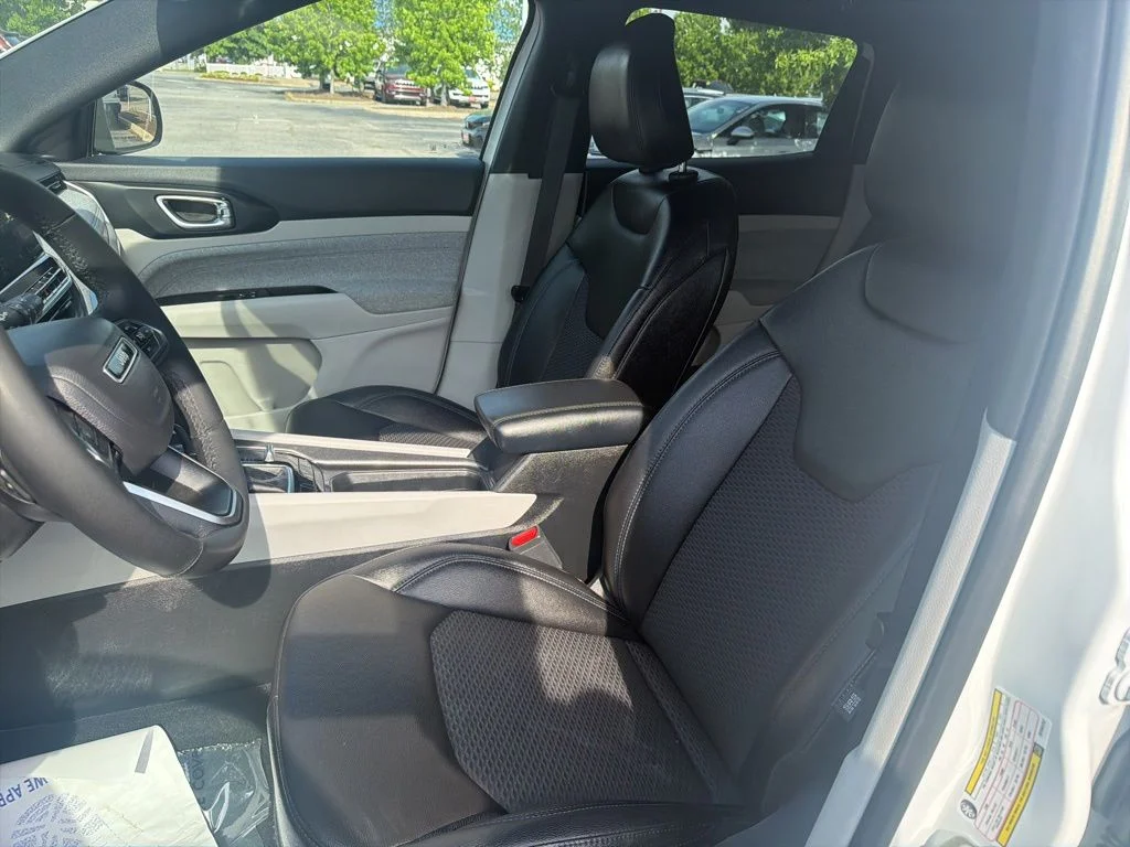Used 2024 White/off-white Jeep Latitude image 11