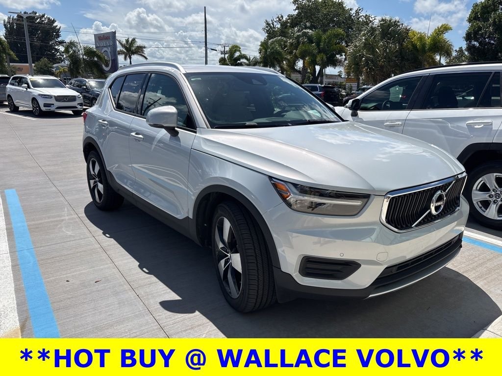2020 Volvo XC40 T4 Momentum's photo