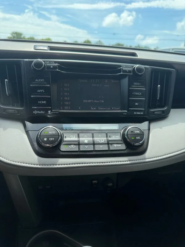 Used 2016  Toyota XLE image 5
