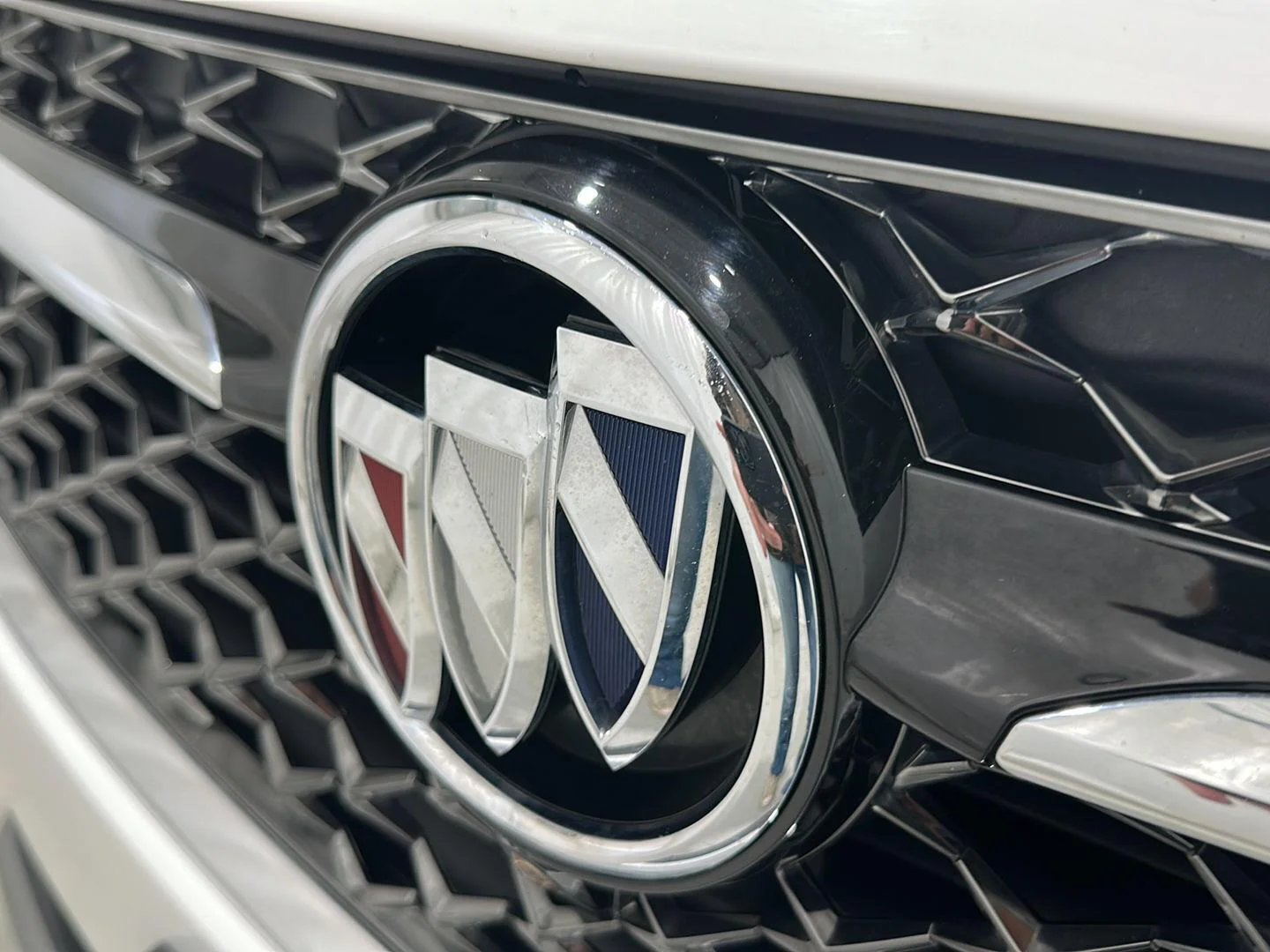 Used 2022 SUMMIT WHITE Buick Avenir image 29
