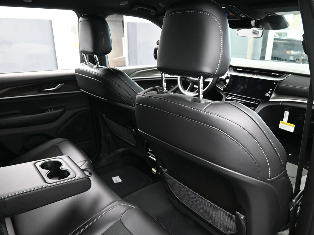 New 2026 Bright White Clear-Coat Exterior Paint Jeep Laredo image 38