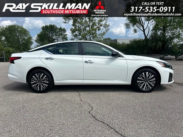 Used 2025 White Nissan 2.5 SV image 4