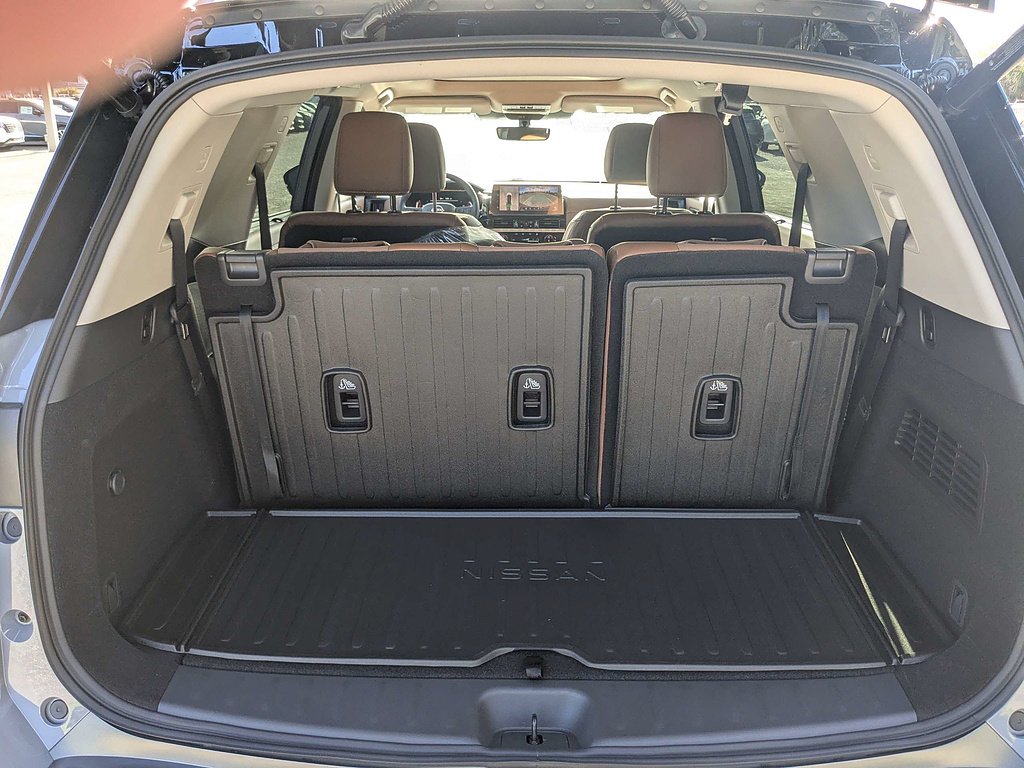 New 2026 Boulder Gray Pearl / Super Black Two-tone Nissan Platinum image 14