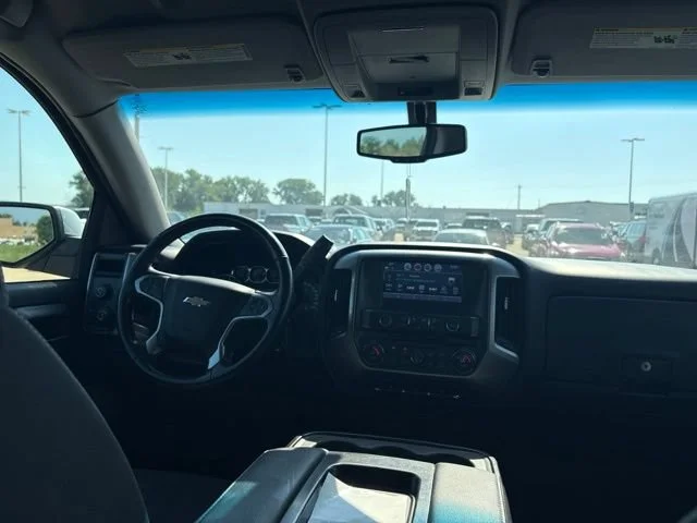 Used 2018 SUMMIT WHITE Chevrolet LT image 22
