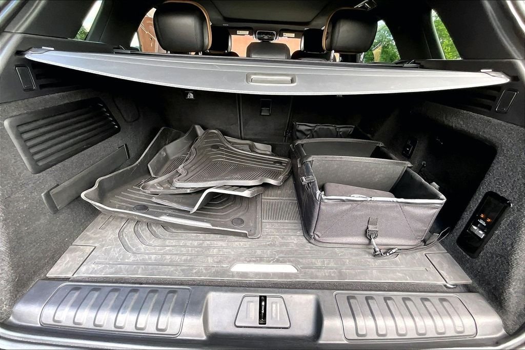 Used 2023  Land Rover SE Dynamic image 30