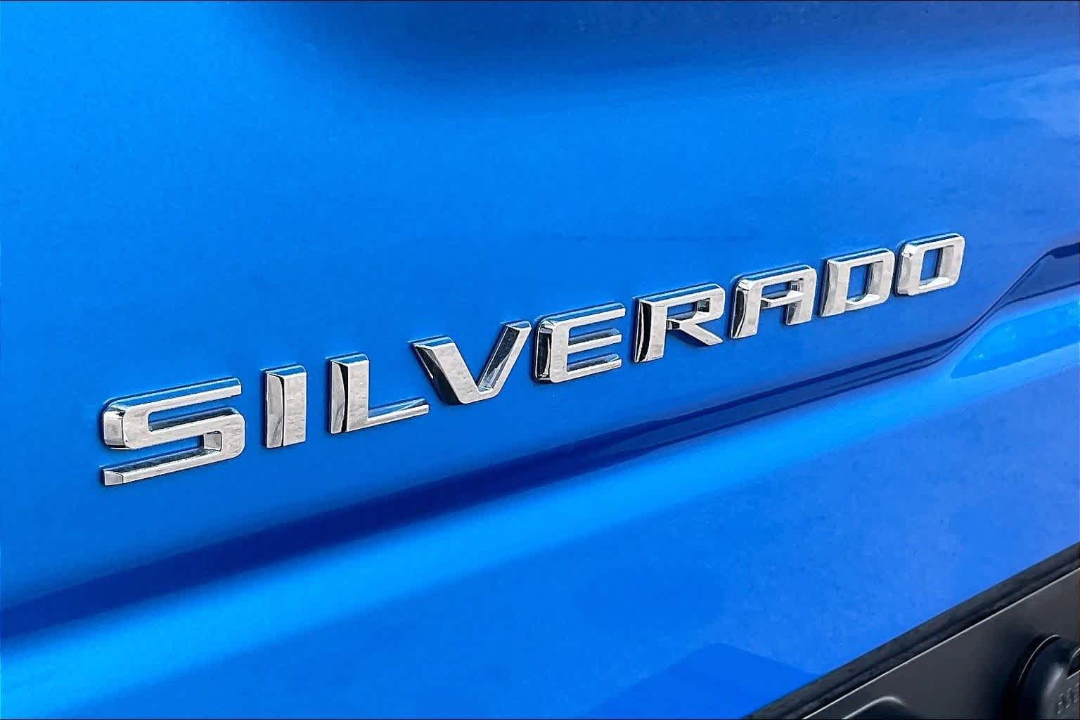 Used 2025 Riptide Blue Metallic Chevrolet Custom image 31