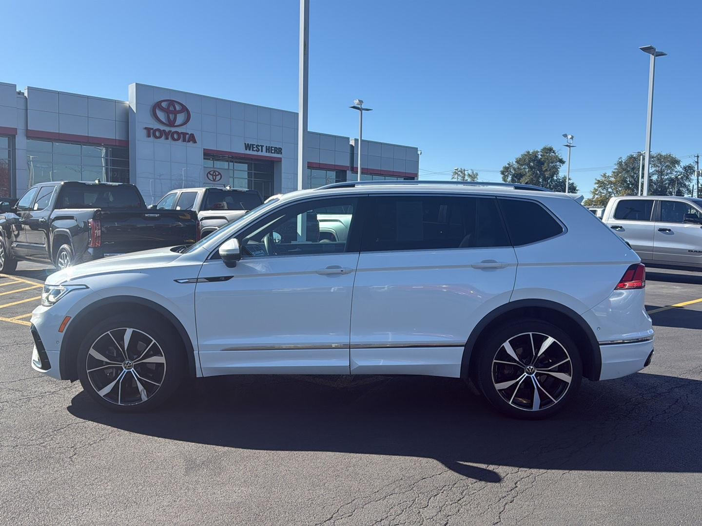 Used 2022 Oryx White Pearl Volkswagen SEL R-Line image 6