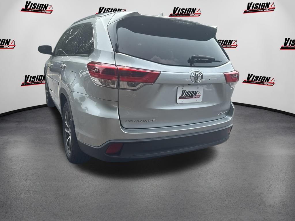 Used 2019 Silver Toyota XLE image 7