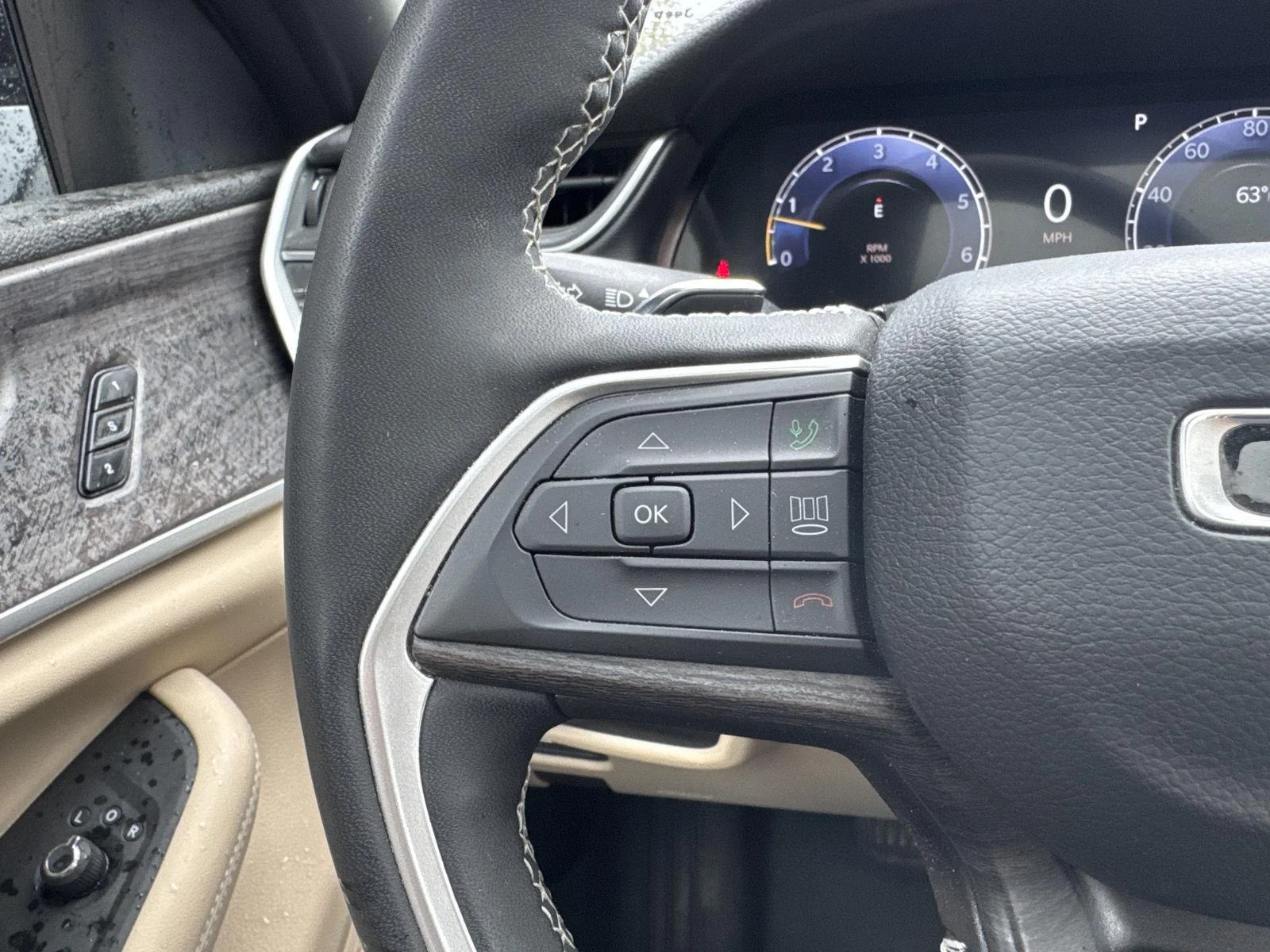Used 2025 Diamond Black Crystal Pearlcoat Jeep Limited image 14