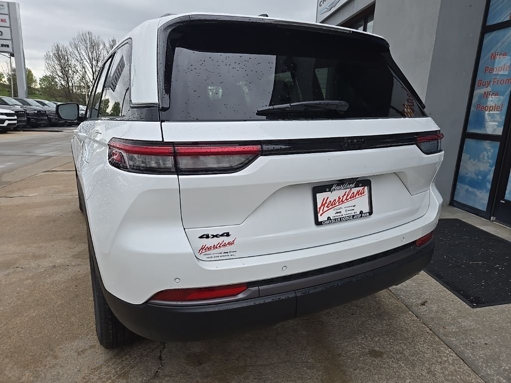 New 2026 Bright White Clear-Coat Exterior Paint Jeep Altitude image 8