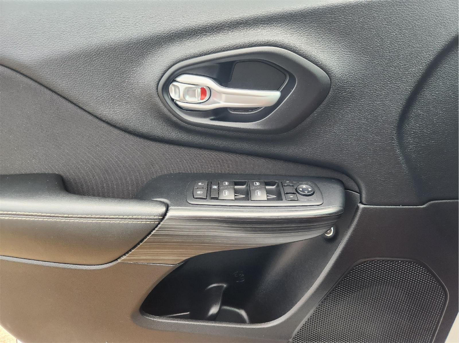 Used 2015 Bright White Clearcoat Jeep Sport image 21