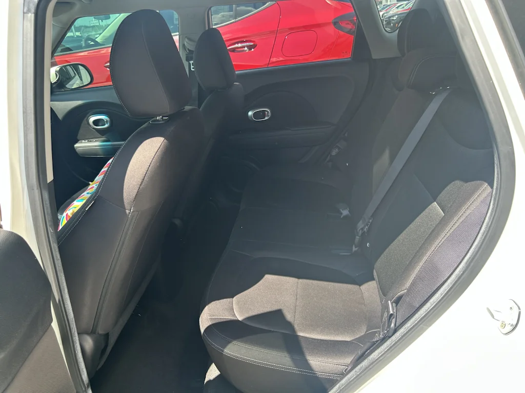 Used 2016 White Kia Base image 3