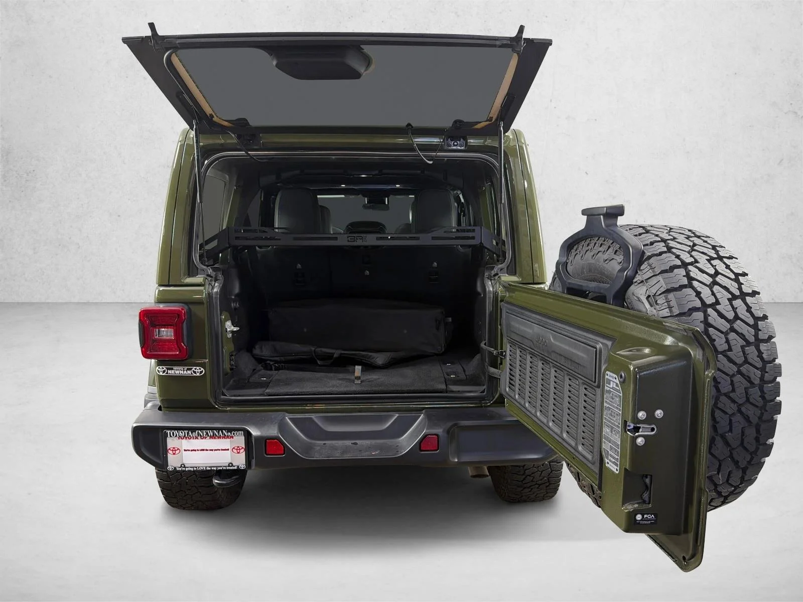 Used 2024 Green Jeep Sahara image 18