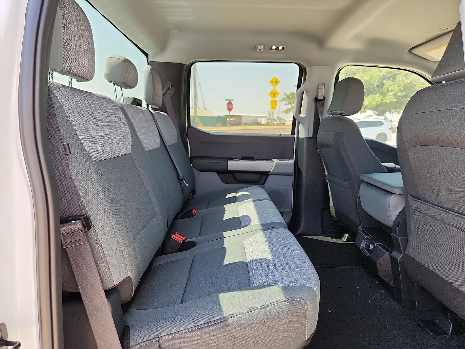 New 2027 Oxford White Ford XLT image 19