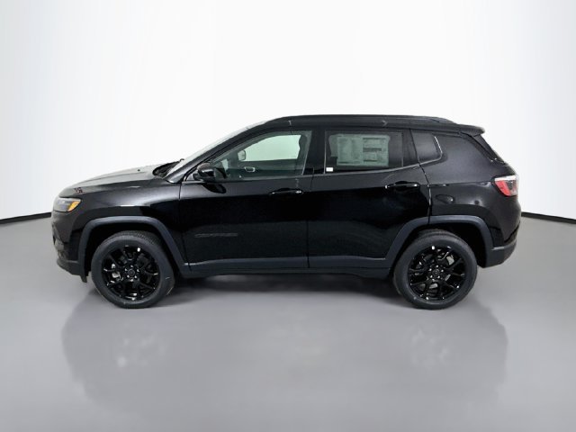 New 2026 Diamond Black Crystal Pearl-Coat Exterior Paint Jeep Latitude image 4