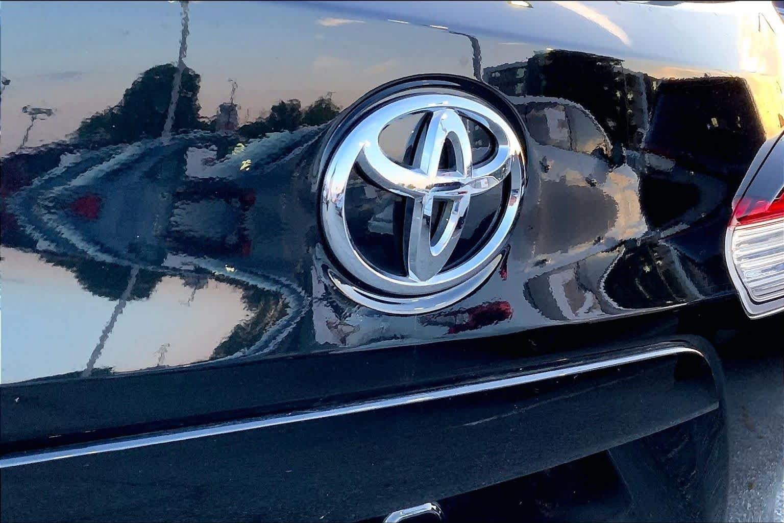 Used 2022 Jet Black Toyota L image 9