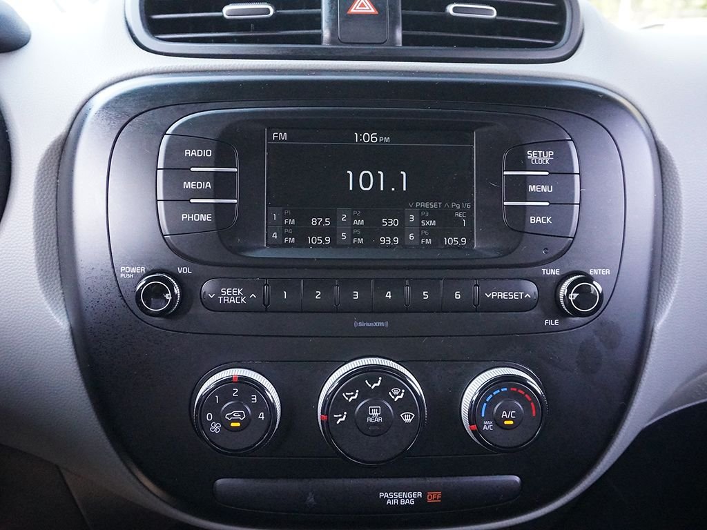 Used 2018 White Kia Base image 34