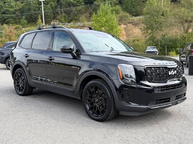 Used 2022 Black Kia EX image 17