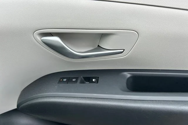 Used 2025 White Pearl Hyundai SEL image 19