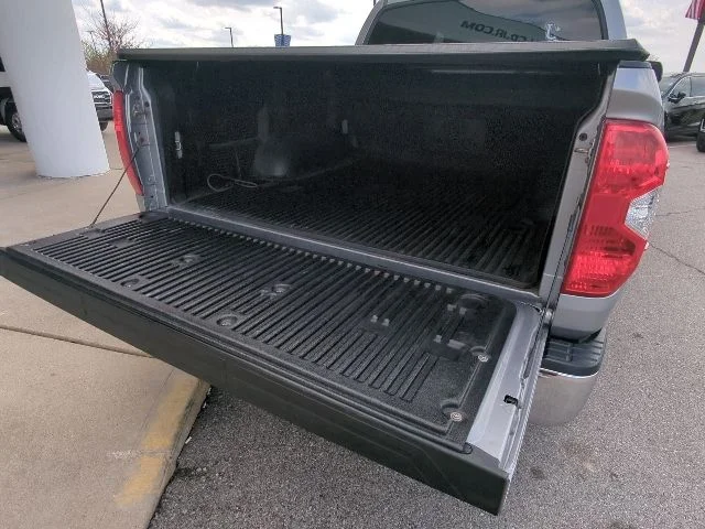 Used 2016 Silver Toyota SR5 image 32