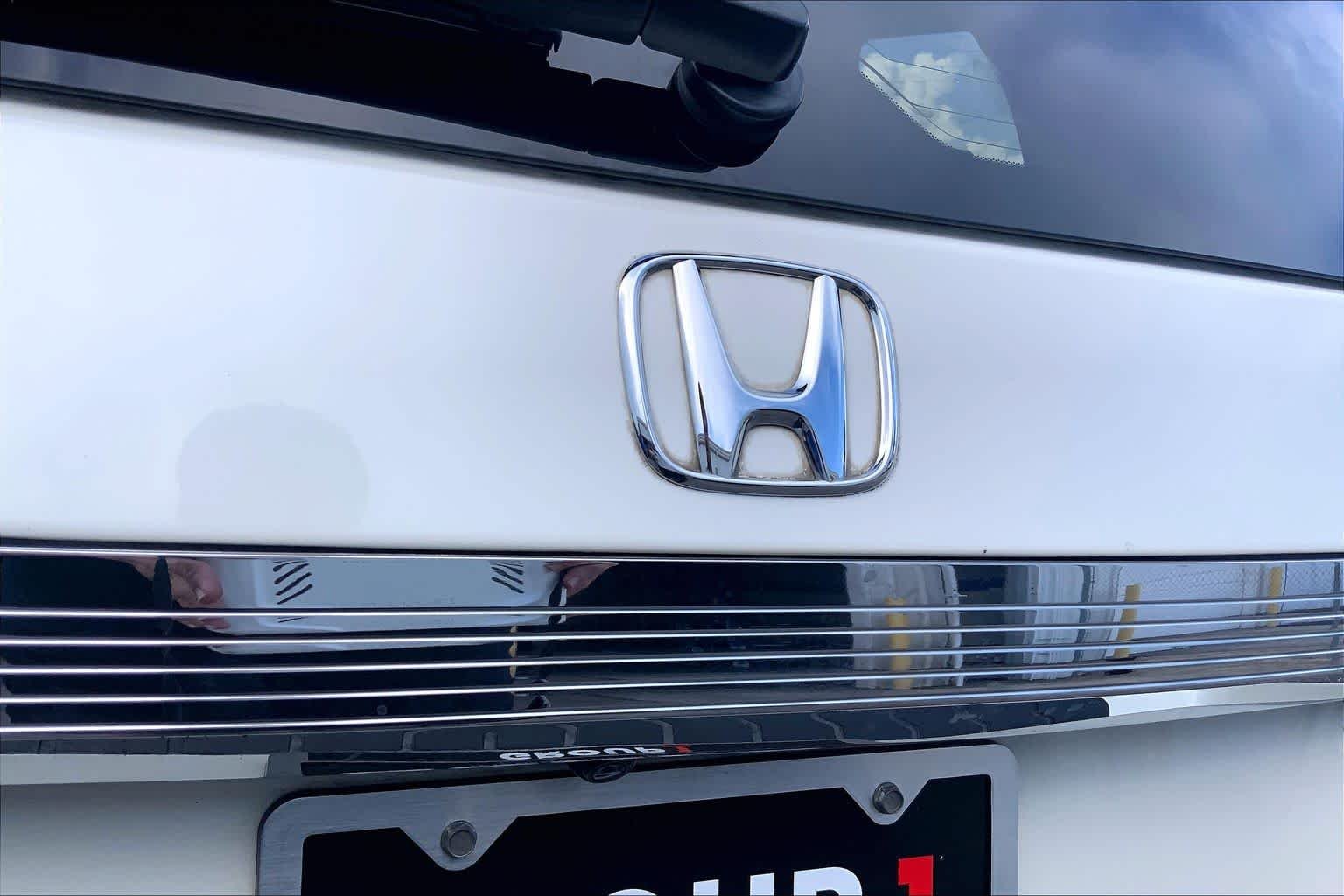 Used 2017 White Diamond Pearl Honda LX image 9