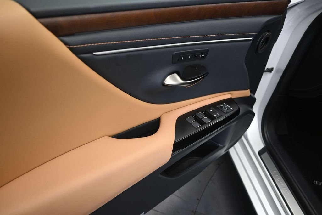 Used 2024 White Lexus 350 image 11
