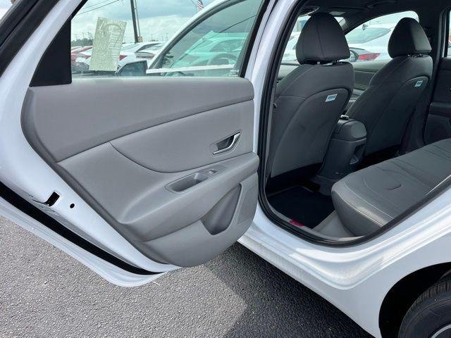 2025 Hyundai Elantra SEL - Photo 17