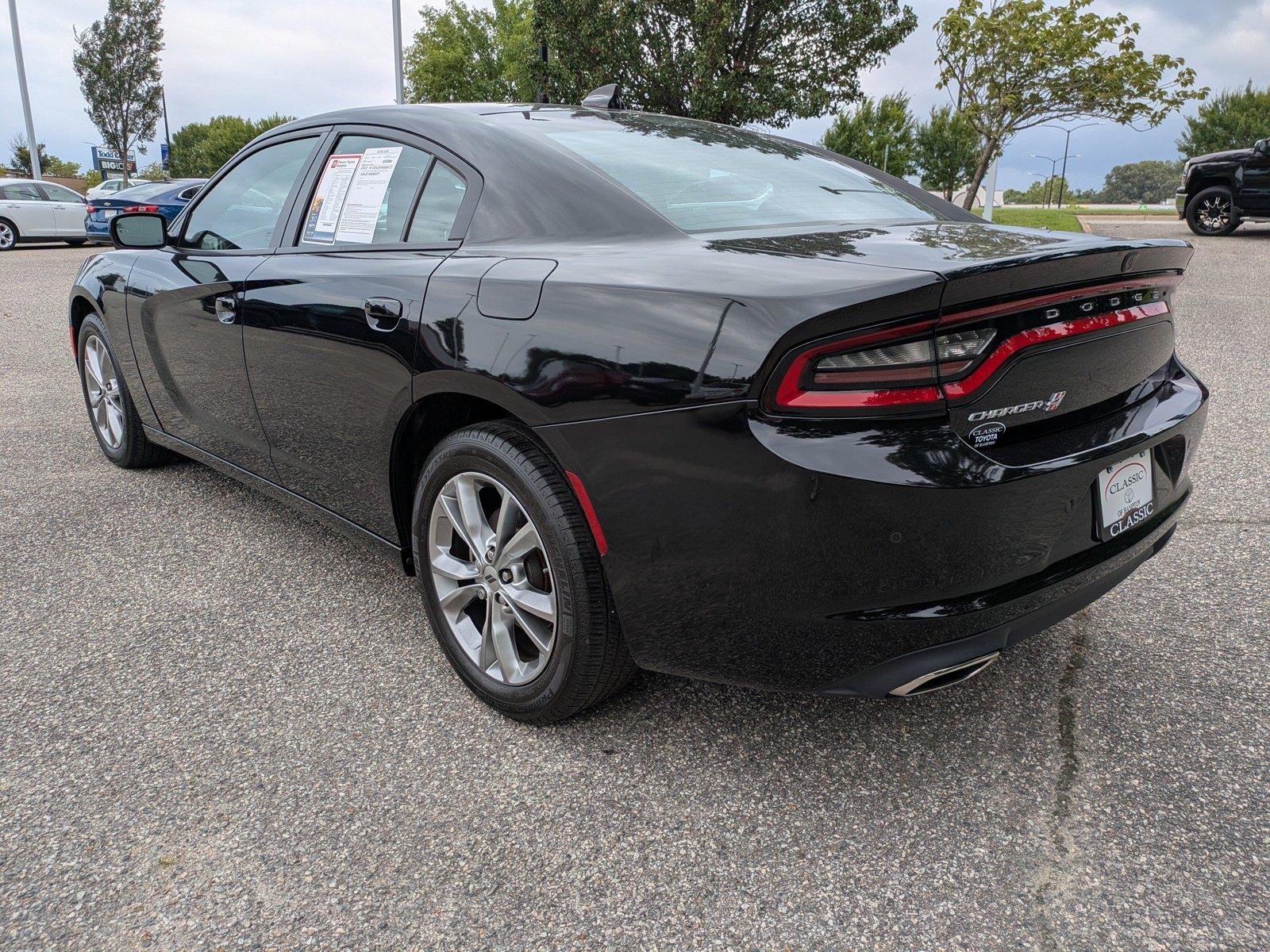 Used 2022 Pitch Black Clearcoat Dodge SXT image 6