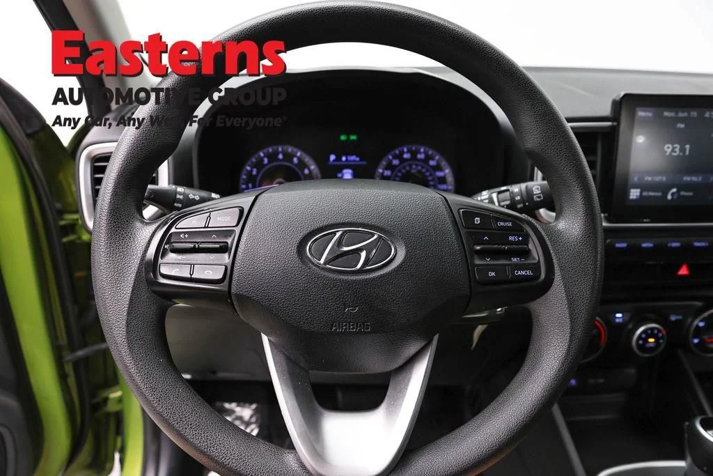Used 2022 Green Hyundai SE image 12