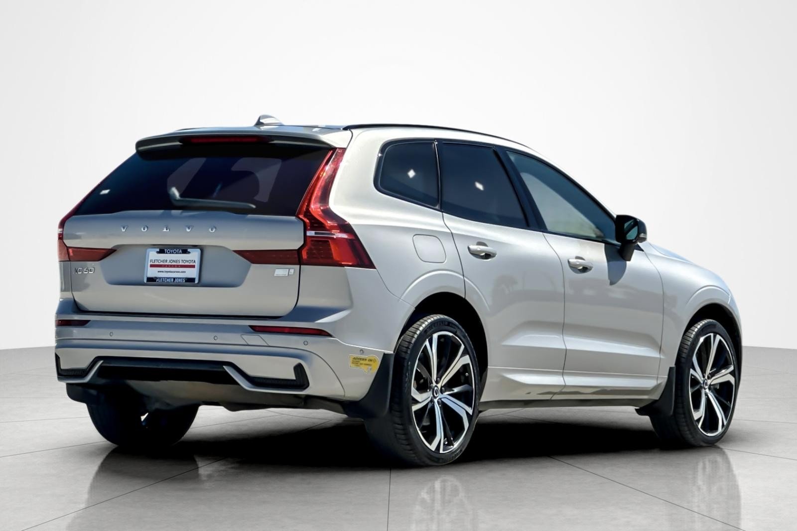 Used 2022 SILVER Volvo R-Design image 5