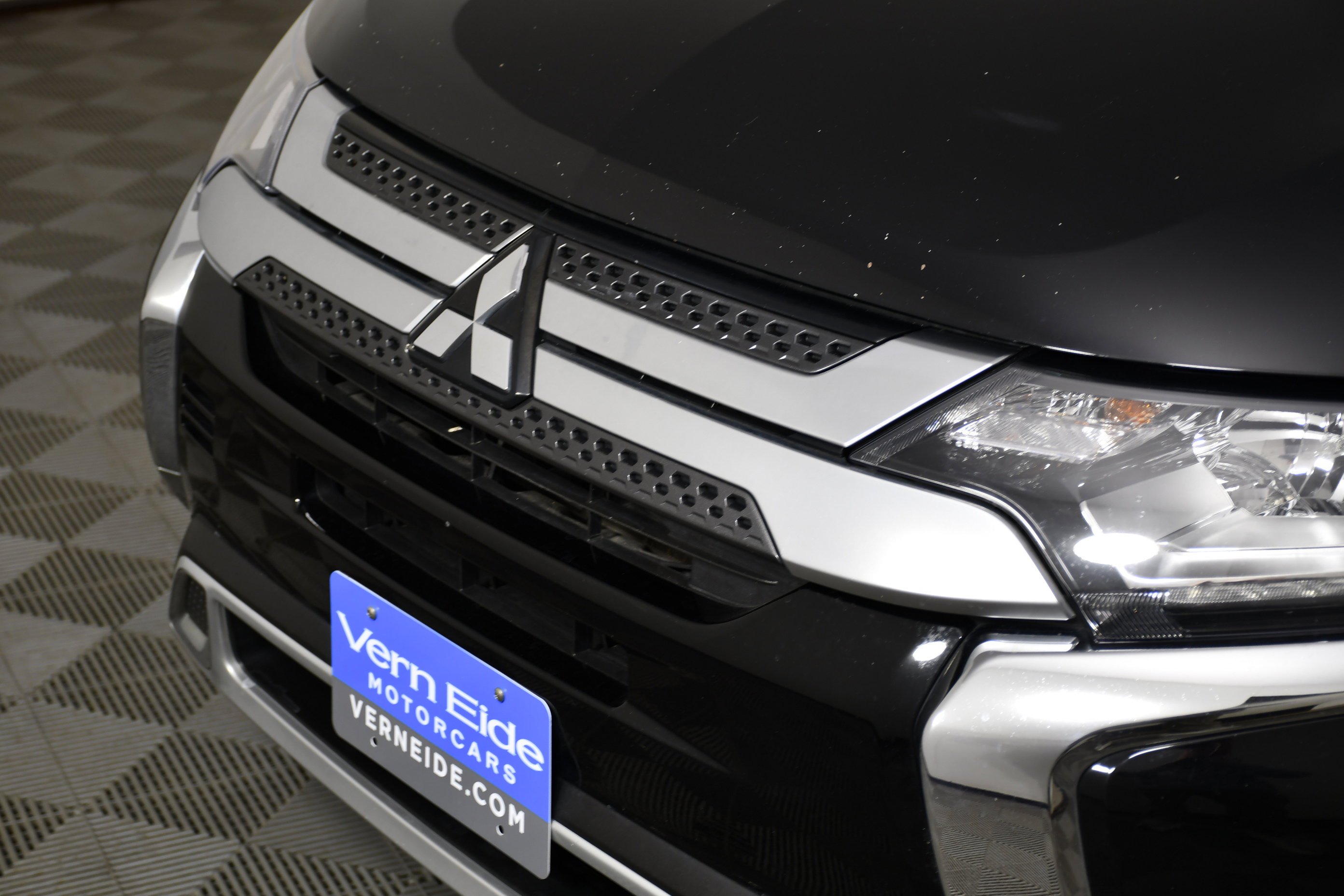 Used 2020 Labrador Black Metallic Mitsubishi SEL image 11