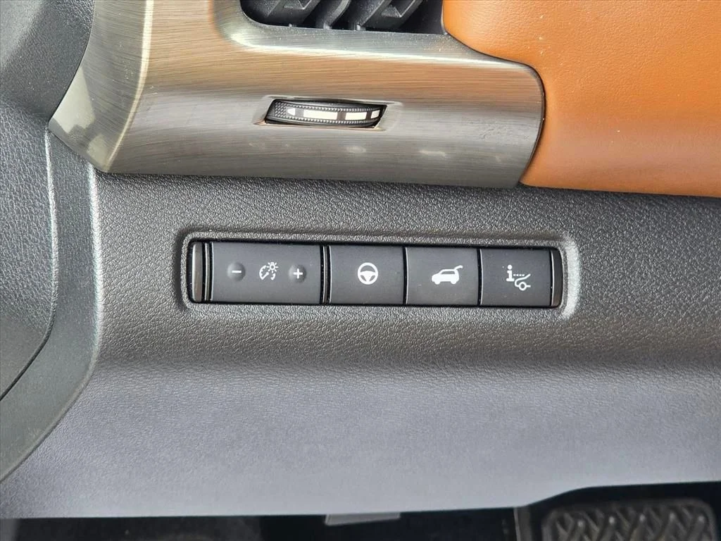 Used 2022 White Nissan Platinum image 9
