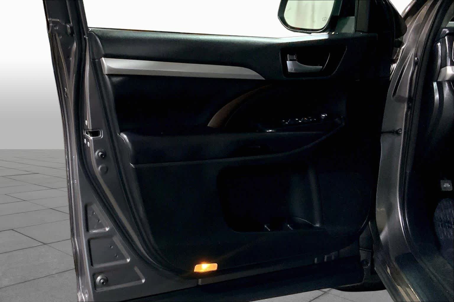 Used 2018 Predawn Gray Mica Toyota XLE image 22