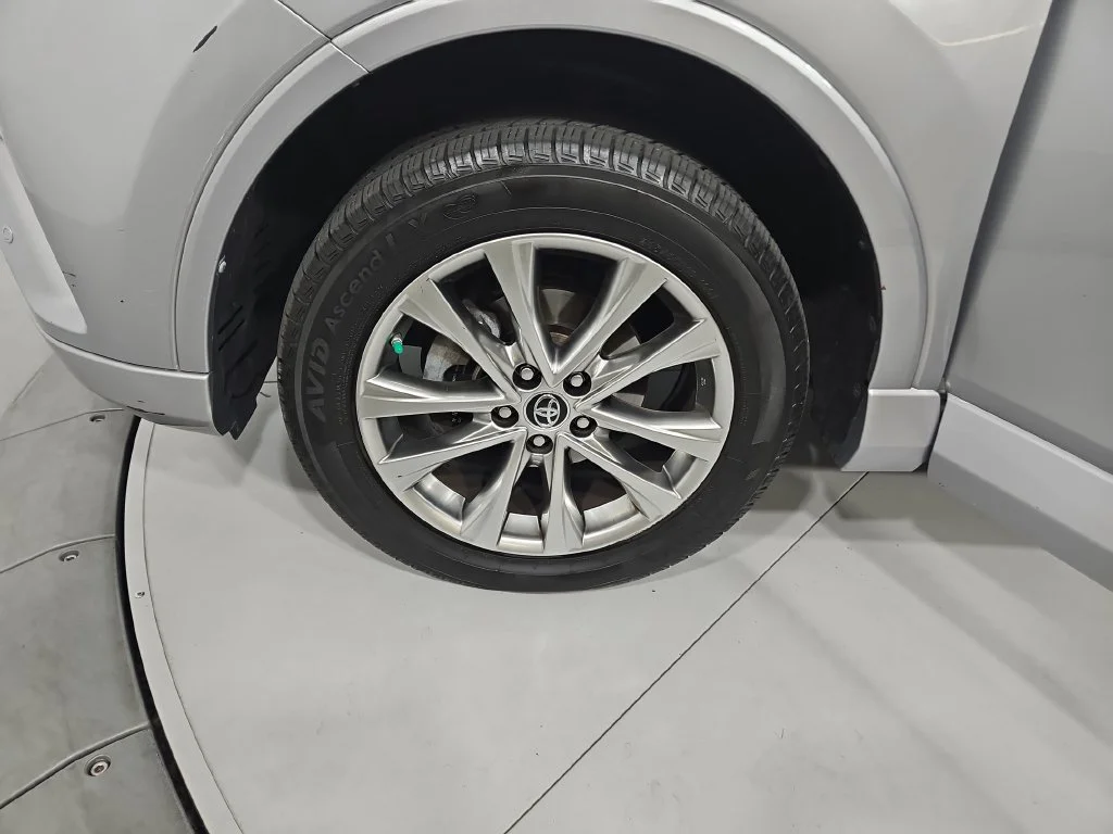 Used 2017 Silver Toyota Platinum image 27