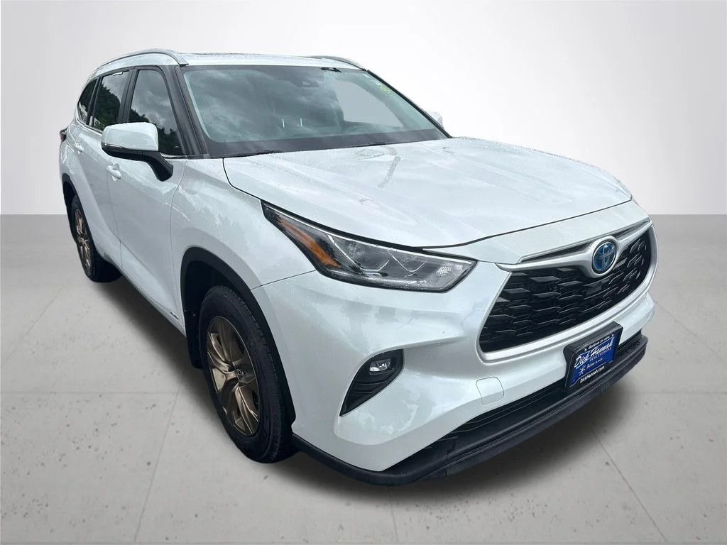 Used 2023 Beige Toyota Bronze Edition image 5