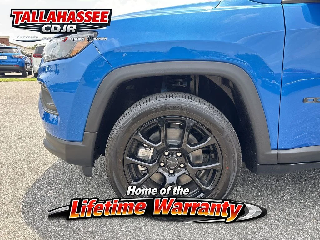 New 2026 Hydro Blue Pearl-Coat Exterior Paint Jeep Latitude image 12