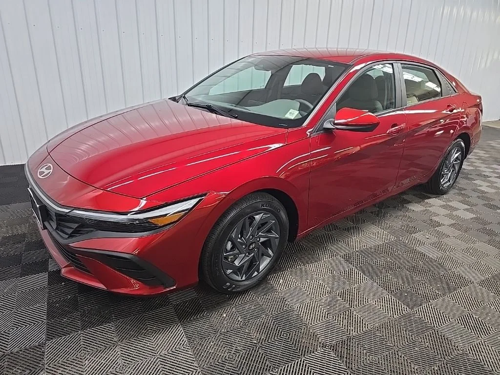 Used 2024 Red Hyundai SEL image 9