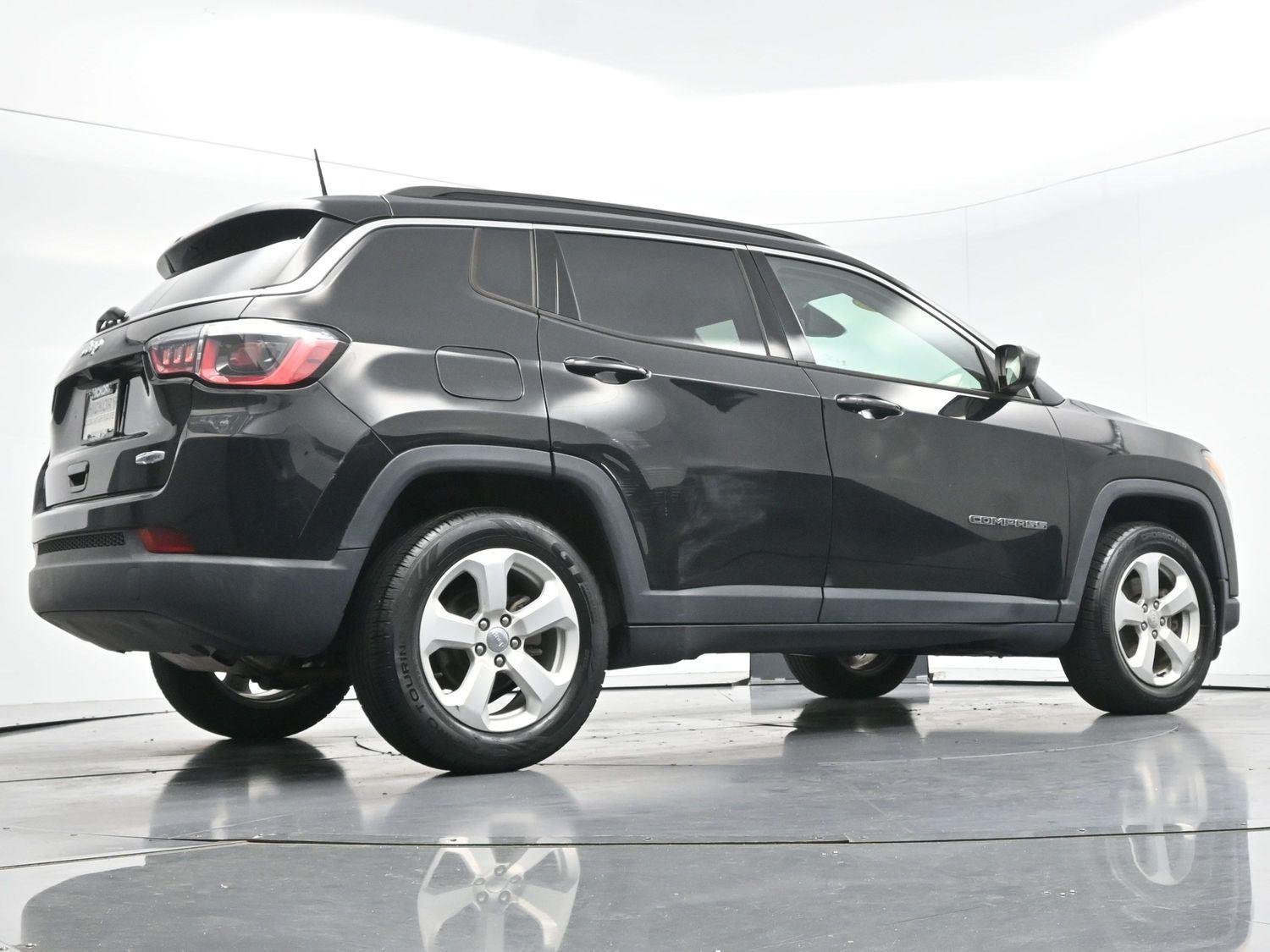 Used 2018 Diamond Black Crystal Pearlcoat Jeep Latitude image 47