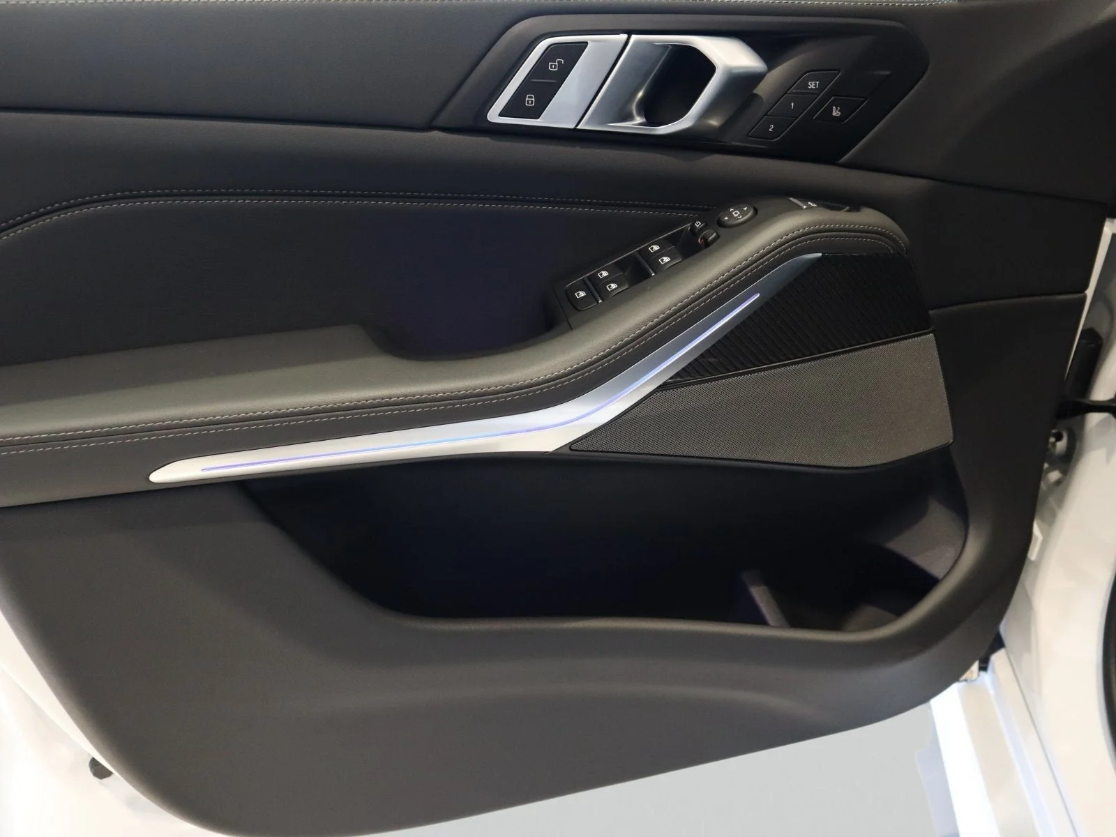 Used 2026 White BMW M60i image 23