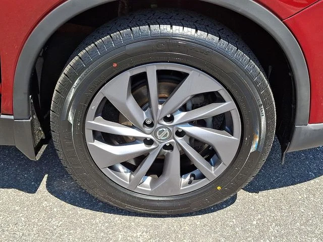 Used 2016 Red Nissan SL image 9