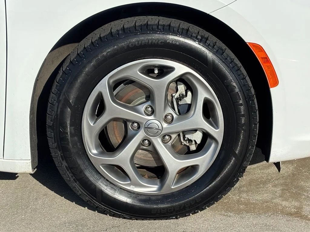 Used 2023 Bright White Clearcoat Chrysler Limited image 27