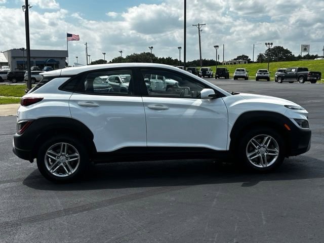 Used 2022 White Hyundai SE image 8