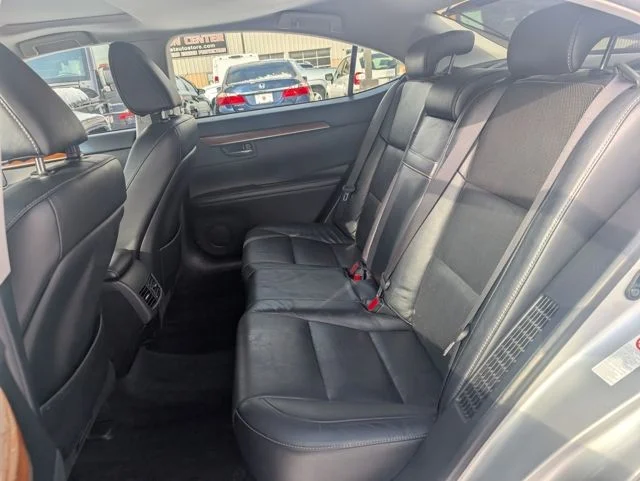 Used 2013 Silver Lexus 300h image 15